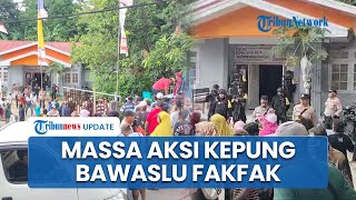 Suasana Bawaslu Fakfak Digeruduk Pendukung Utayoh, Massa Aksi Desak Perhitungan Suara Pilkada 2024