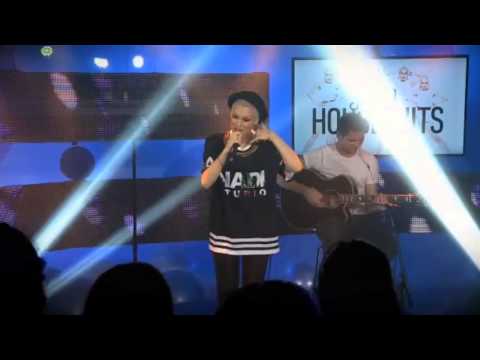 Jessie J performs -It's My Party- acoustic (Live @ House of Hits)