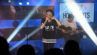 Jessie J performs -It&#39;s My Party- acoustic (Live @ House of Hits)