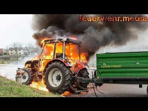 Traktor gerät während der Fahrt in Brand