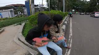 Download lagu Zona Nyaman cover By : pengamen jalanan mp3