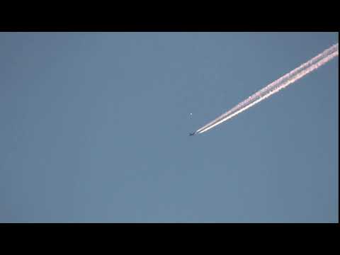 Samolot na wysokości przelotowej mija niezidentyfikowany obiekt.