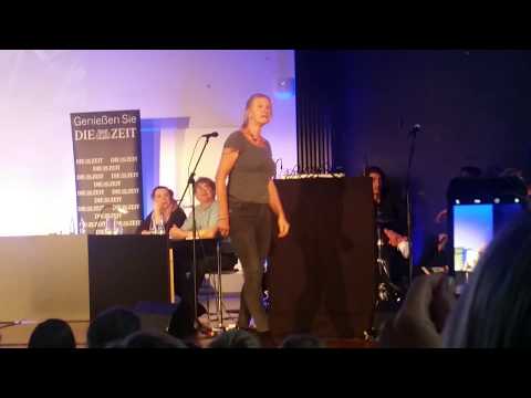 Cornelia Funke singt bei der Hörspiel-Premiere von „Drachenreiter“