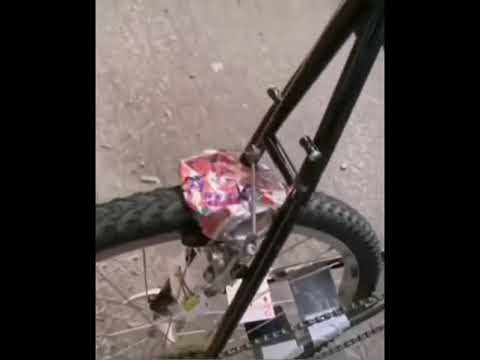 Essa brincadeira de usar lata de alumínio pra forjar o barulho de 'motor' de bicicleta é sensacional