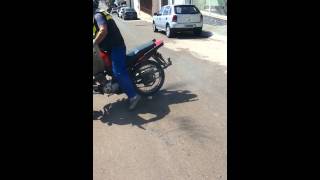 Motoboy fazendo borrachão na moto de entrega muito