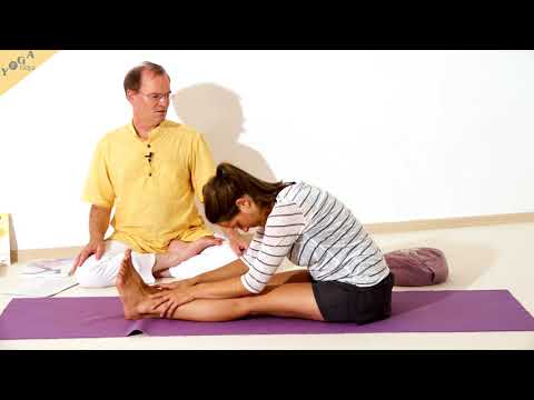 Vorwärtsbeuge mit Rundrücken - Yoga Asana Lexikon