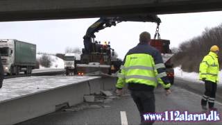 preview picture of video 'En 33 meter lang betonklods spærret Motorvejen E45. Mellem Vejle og Hedensted.'