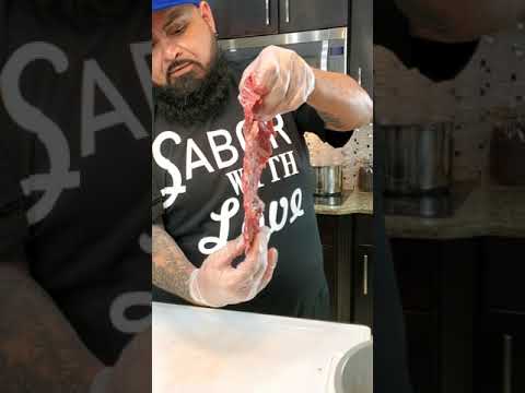 Sazonando la carne para la Ropa Vieja!