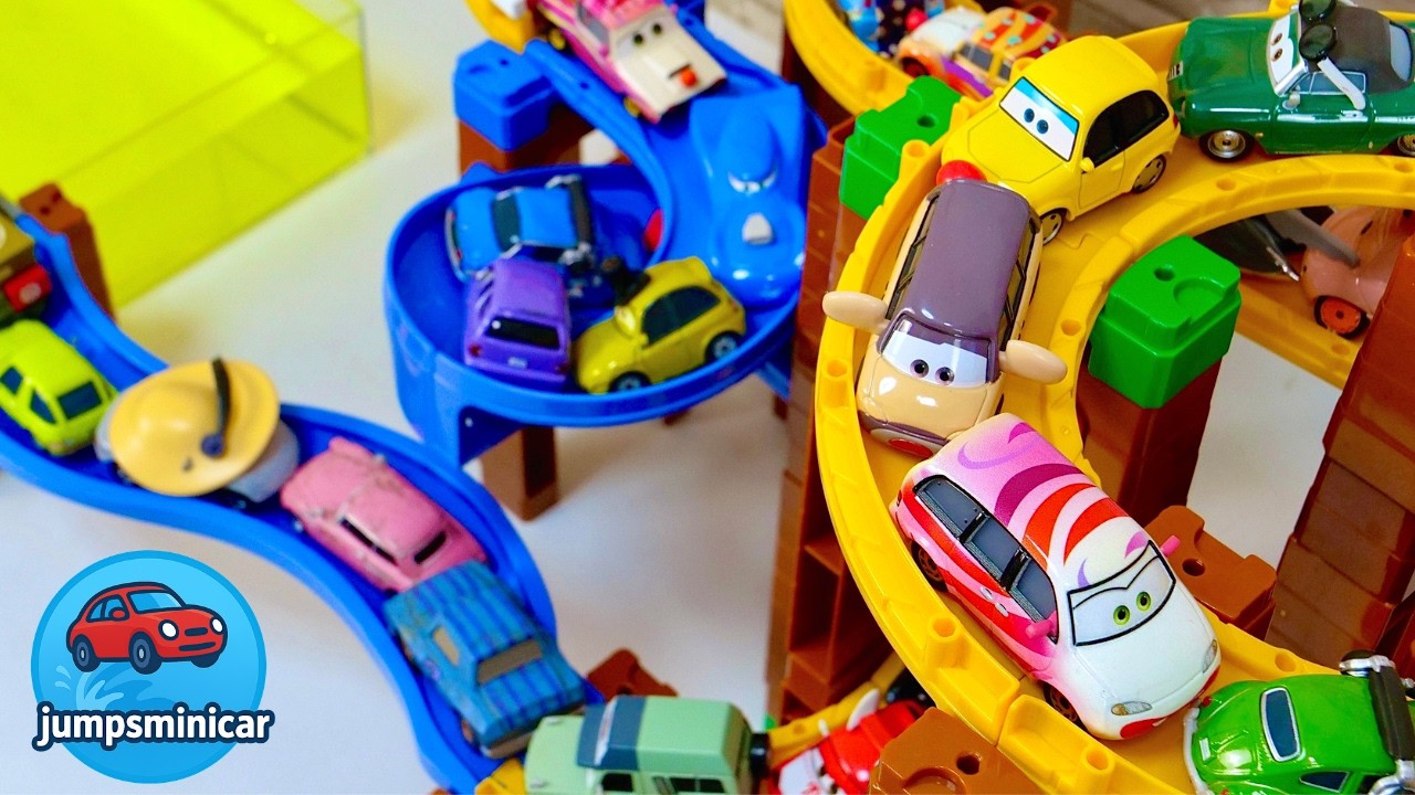 Disney Pixar Cars ☆ 小っちゃいカーズのミニカーがトミカの坂を走って水に飛び込んでいく♪
