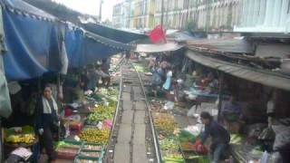 preview picture of video 'Maeklong Commuter Train : Maeklong Market'