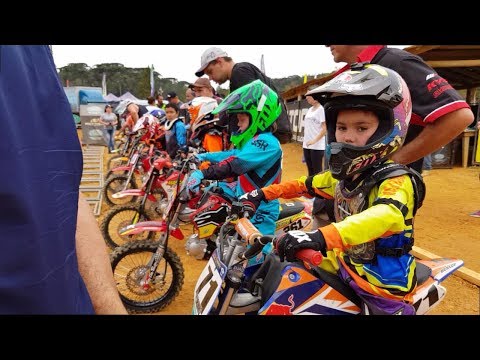 Criançada que acelera  forte as motinha se preparando pra largada  Da corrida