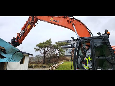 #2 Nu river vi huset, och jag tar första taget med grävmaskinen.