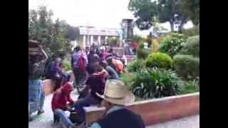 preview picture of video 'Parque de Patzún desde la esquina de la Iglesia Colonial'