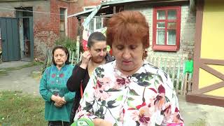 Люди вимущені жити у аварійному будинку