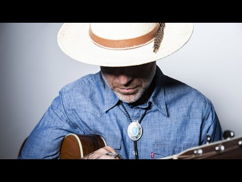 Jack Jaselli at Cross Studio presenta "Mariachi Desperado Running Club"