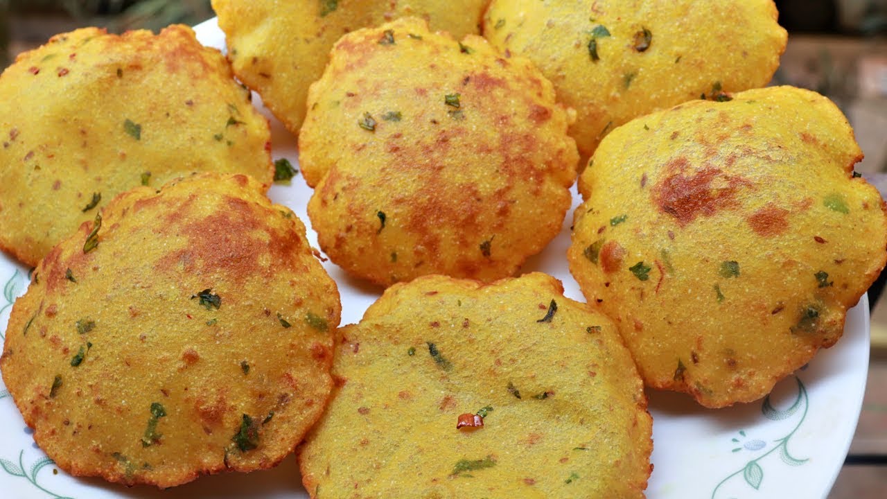 आलू - सूजी की टेस्टी पूरी रेसिपी | Masala Aloo Puri/Aloo Poori - Easy Breakfast Recipe/Aloo ka Nasta