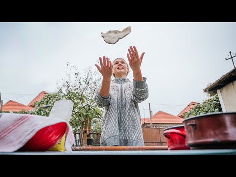 COCINANDO COMIDA TÍPICA DE RUMANÍA CON MI MAMÁ