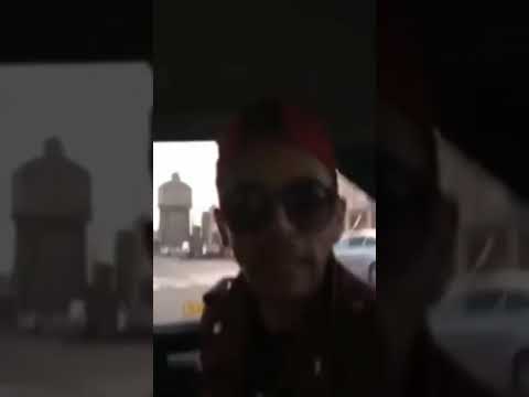 BENNY CASH arunca cu bancnote de un leu pe geam din masina