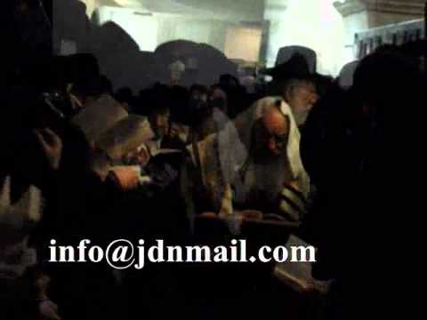 Lelover Rebbe saying Selichos 13 Midos @ Kever Rochel 5771