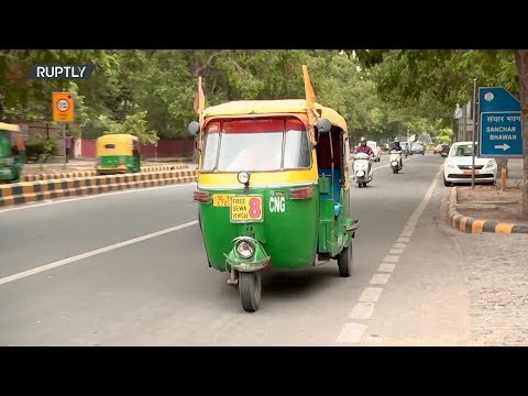 رجل هندي يحول دراجة "توك توك" إلى سيارة اسعاف مجانية