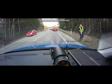 Politsei peatas põgeneva auto siiliga | Police stopped the fled car using spike strip