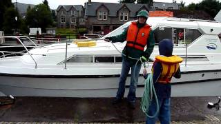 preview picture of video 'Maneuvering the boat in Fort Augustus locks in the rain'