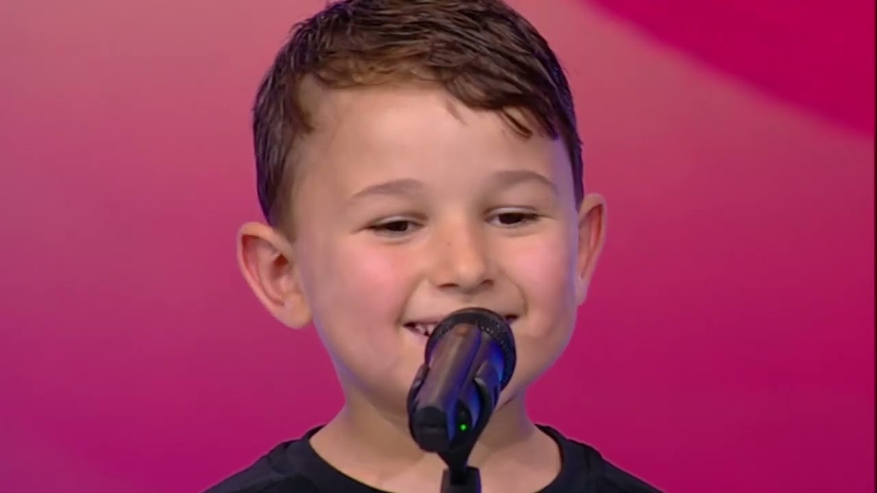 Mathéo charme le public de l'École des Fans avec 'Suzette'!