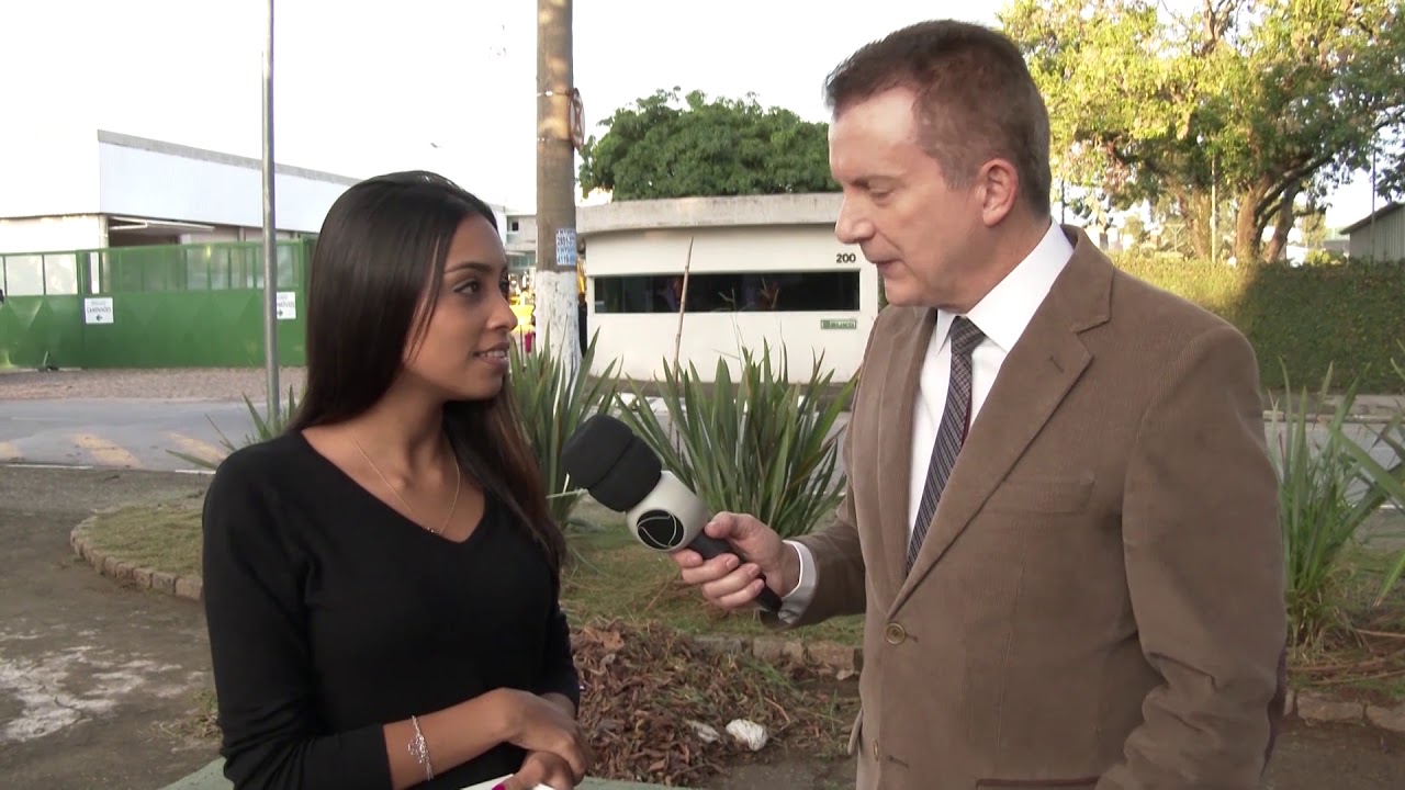 Cuidado! Jovem compra celular original em rede social mas recebe aparelho falsificado.