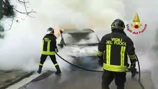 auto-in-fiamme-l-intervento-in-diretta-dei-vigili-del-fuoco