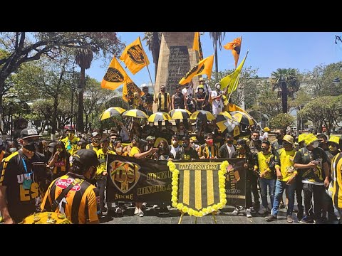 "Caravana de la Ultra Sur Sucre por el Día del Hincha Stronguista 2020" Barra: La Gloriosa Ultra Sur 34 &bull; Club: The Strongest