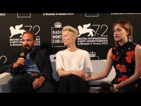 Tilda Swinton e Ralph Fiennes: ecco la bellezza selvaggia di Pantelleria