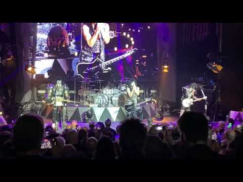 KISS Kruise X - KISS goofing off / harmonizing start of Black Diamond - Night 2