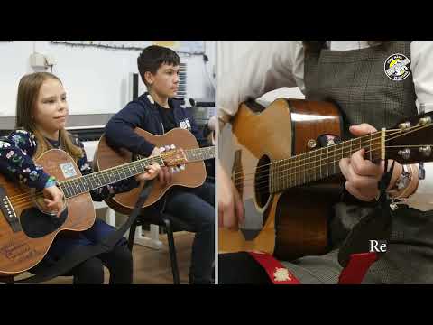 „De ziua ta, mămico” | Pune mâna pe chitară în școală