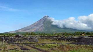 preview picture of video 'Mayon Volcano December 30, 2009 7:27AM (a)'