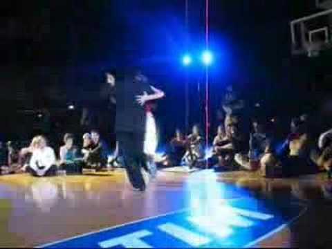  Jennifer Bratt  and  Ney Melo  are  dancing  to  the  tango  "  En La Buena y En La Mala  "
