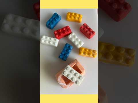 Lego cupcake topper. How to make an easy mould with fondant and a Lego brick