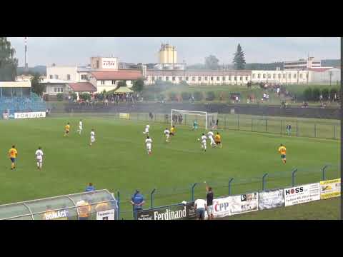 Michael Azilinon dává gól Spartě