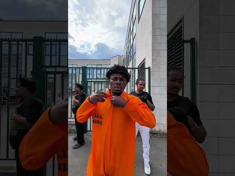 خرج من السجن بعد سنوات… لكن خوفه من والده أعاده خلف القضبان 😂🔥#قصة_مضحكة #خوف_الأب #السجن #نهاية_غير