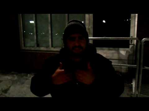 Saman läser en dikt till Dagens Konflilkt