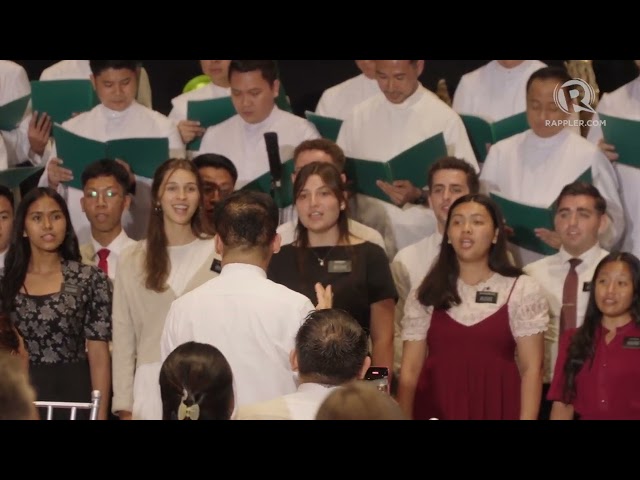 (The Wide Shot) Ang mga Katoliko, mga Banal sa mga Huling Araw ay umaawit ng 'Joy to the World'