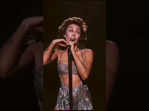 Miley Cyrus performs Flowers at GRAMMYs 2024 #shorts #mileycyrus #grammy #music #performance