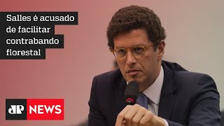 Bolsonaro chama Salles de ‘excepcional ministro’ um dia após operação da PF