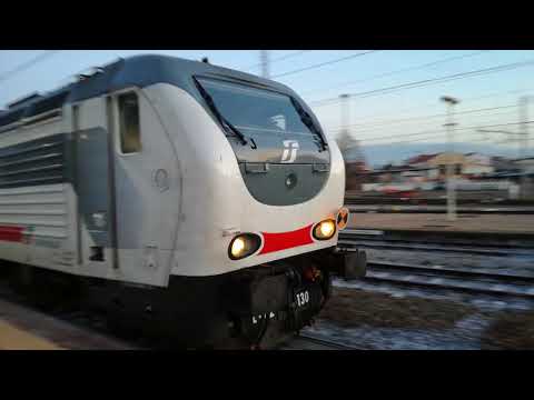 E402 130 in livrea ICSUN 510 con livrea ICSUN con semipilota in coda nella stazione di Asti