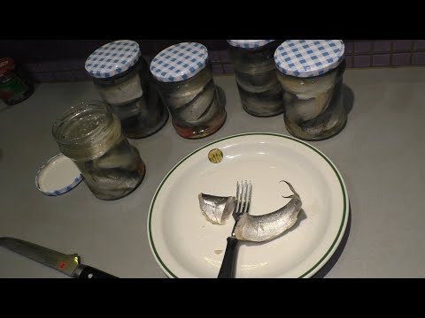 Śledzie marynowane w zalewie octowej.