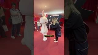 「日本は別次元だｗ」東京に出現した“イライラ体験施設”に海外騒然！「理想の職場を見つけた」「内向的な人の悪夢だ」