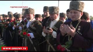 Торжества, посвященные дню чеченской женщины, начались с возложения цветов к мемориалу Дади-юрт