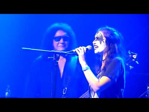 Gene Simmons Band - I was made for loving you - Fan is singing - Oberhausen - Turbinenhalle 2018