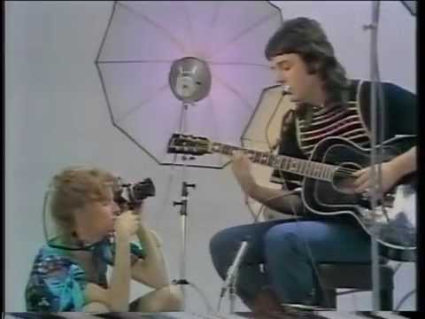 Paul & Linda McCartney - Medley: Blackbird / Bluebird / Michelle / Heart Of The Country