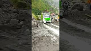Download lagu Detik detik truck pasir merapi muatan penuh glogor kenong ambruk di lokasi tambang mp3
