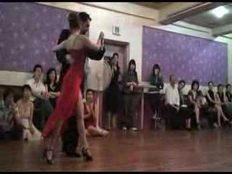  Demián García  and  Carolina Bonaventura  are  dancing  to  the  milonga  "  Milongón  "